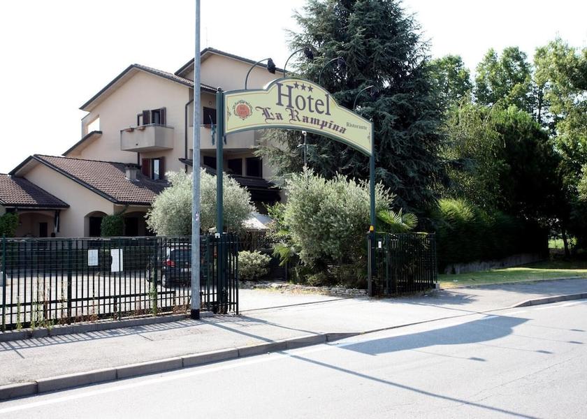 Lombardy Vimodrone Exterior Detail