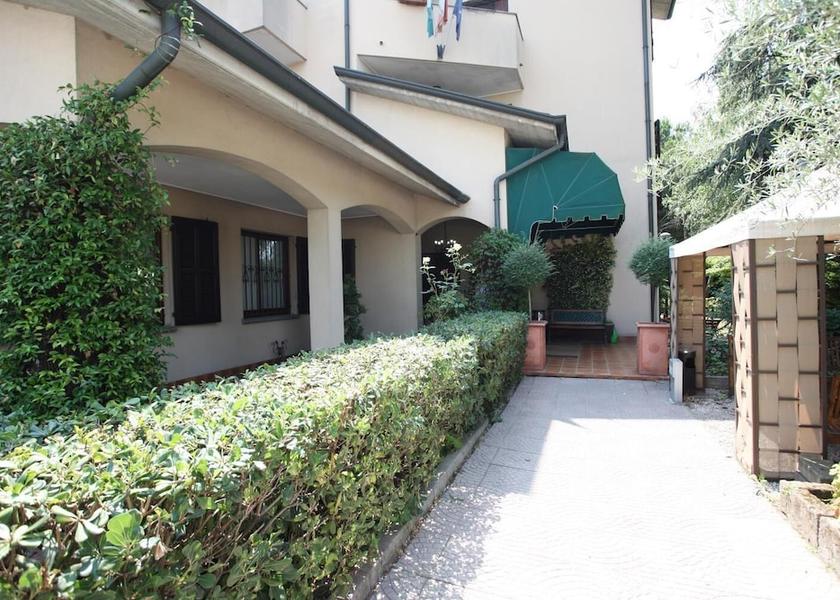 Lombardy Vimodrone Exterior Detail