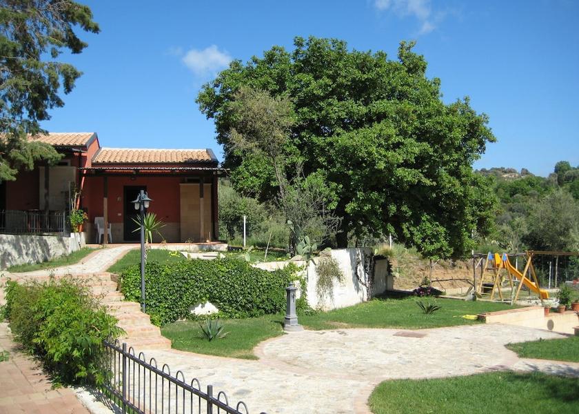 Calabria Zambrone Courtyard