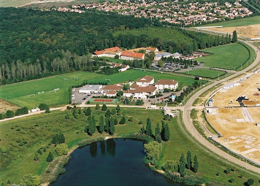 Ile-de-France Lisses Exterior Detail