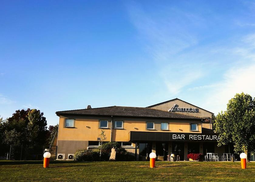 Auvergne-Rhone-Alpes Riom Exterior Detail