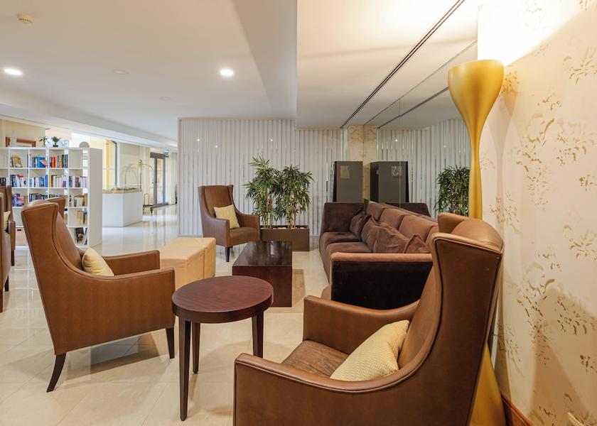 Faro Loulé Lobby sitting area