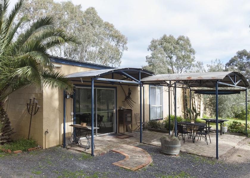 Victoria Moyston Exterior Detail