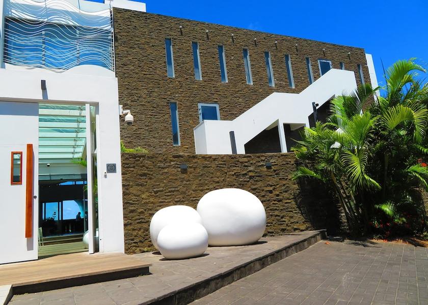 MU Mauritius Facade