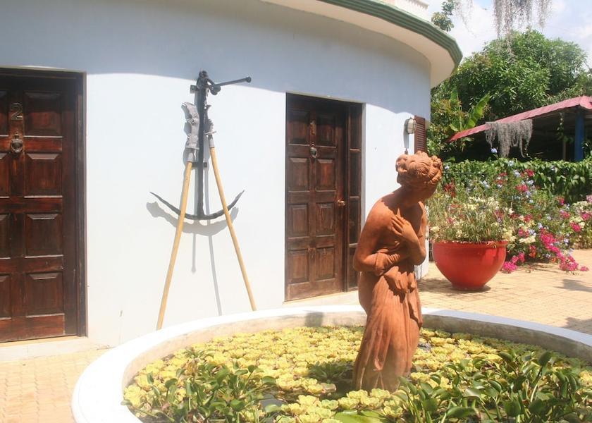MU Mauritius Exterior Detail