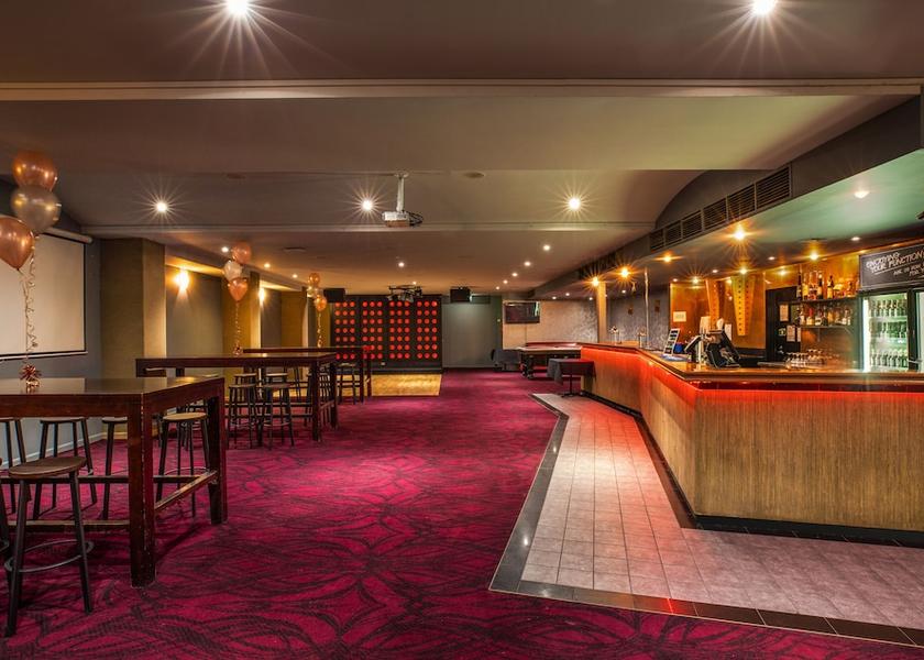 Victoria Melbourne Bar (on property)