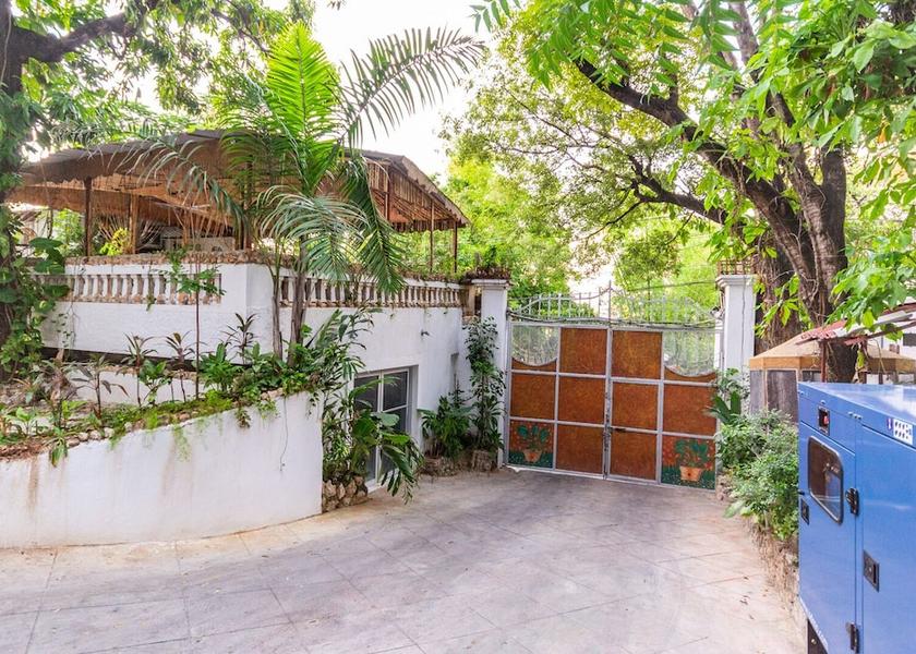  Port-au-Prince Facade