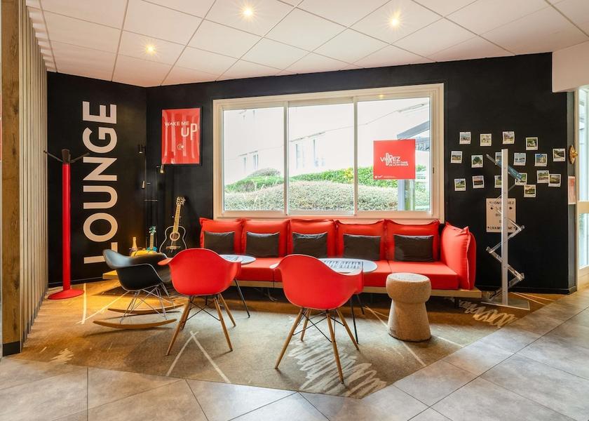 Grand Est Chalons-en-Champagne Bar (on property)