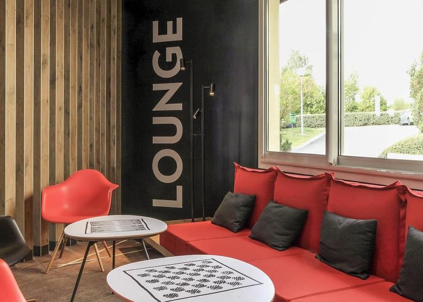 Grand Est Chalons-en-Champagne Bar (on property)