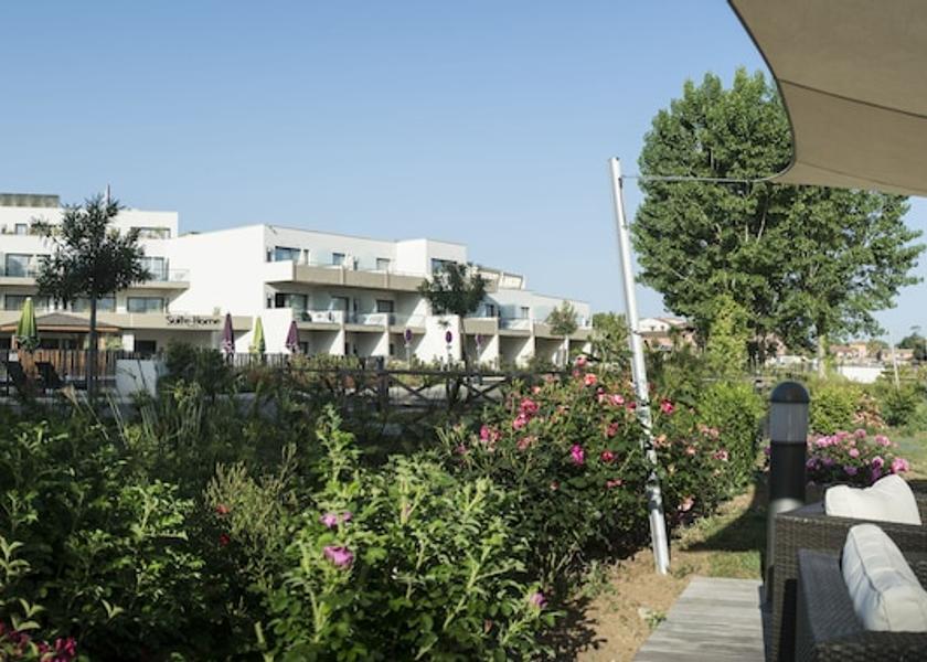 Corsica Grosseto-Prugna Outdoor Dining