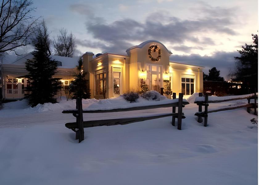 Quebec Lac-Brome Hotel Exterior
