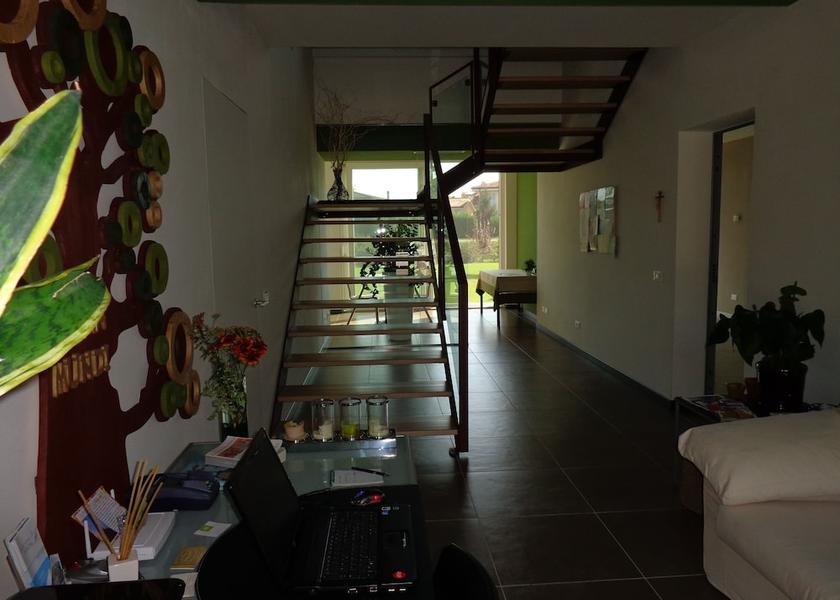 Lombardy Curtatone Staircase