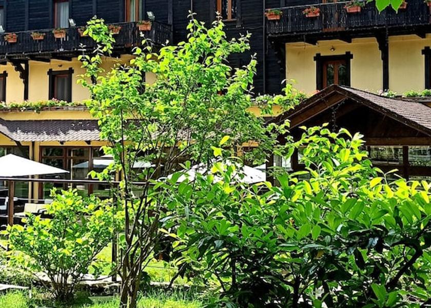 Calabria Taverna Property Grounds