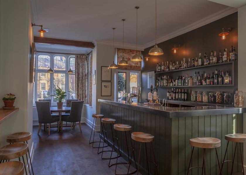 England Aylesbury Bar (on property)