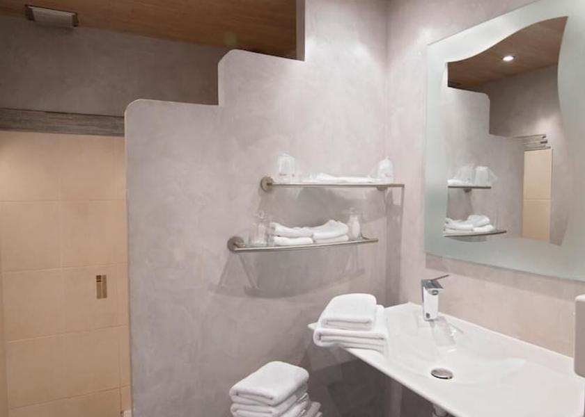 Auvergne-Rhône-Alpes Montlucon Bathroom
