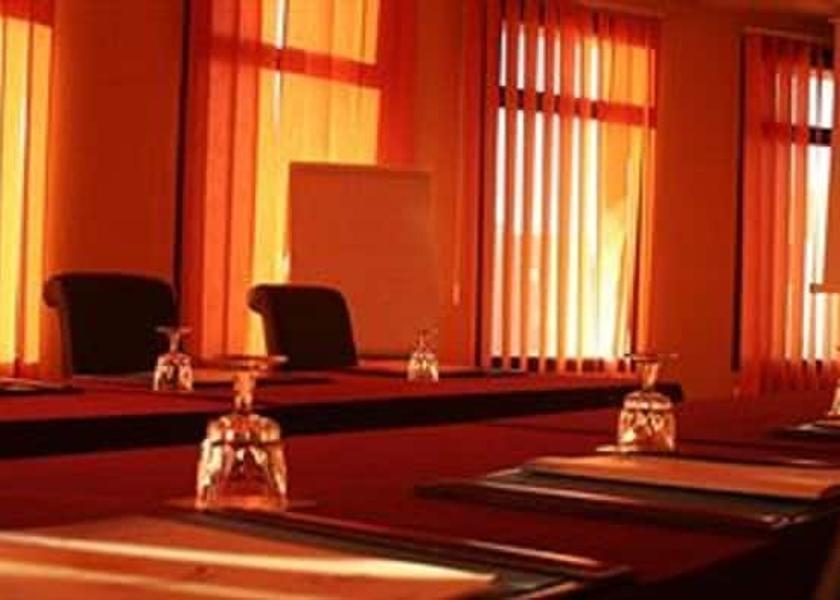  Oran Meeting Room
