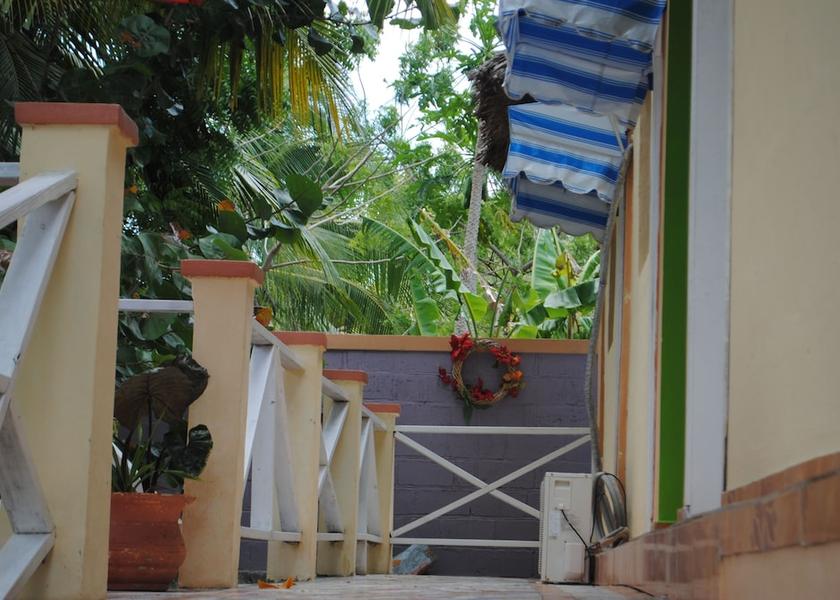  Port-Salut Exterior Detail