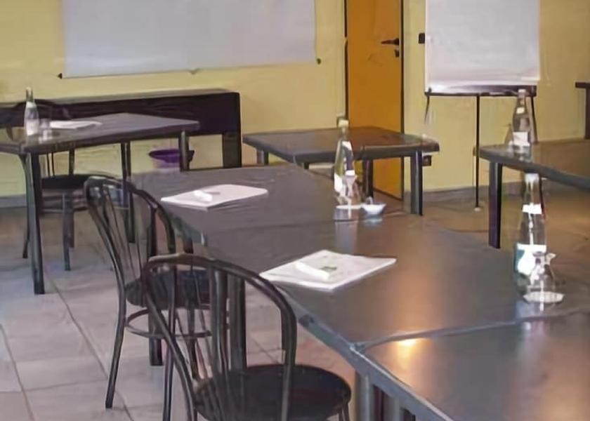 Île-de-France Epone Meeting facility