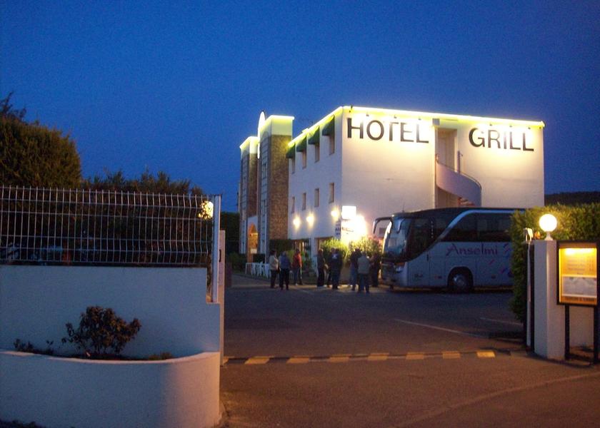 Île-de-France Epone Front of property - evening/night