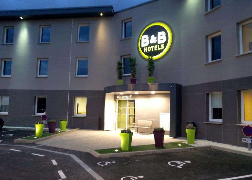 Auvergne-Rhone-Alpes Riom Facade