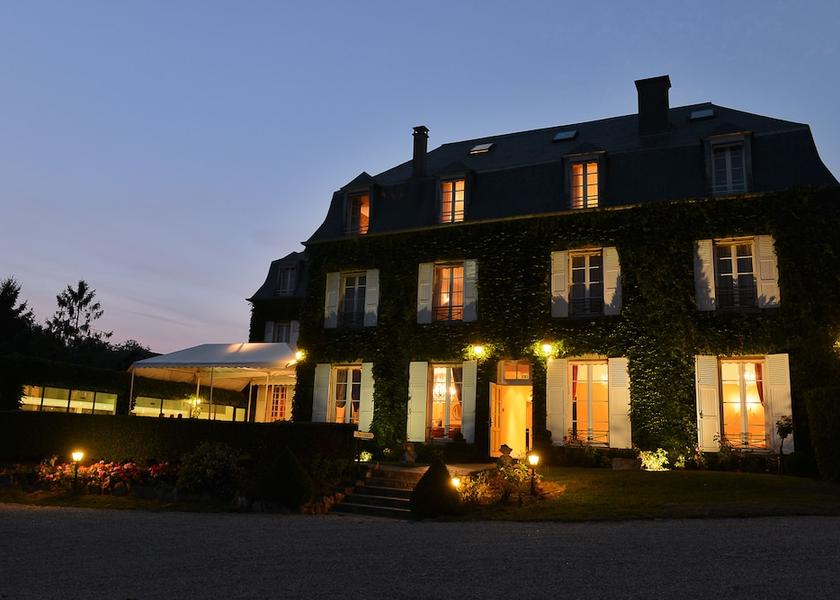 Île-de-France Sancy Front of property - evening/night