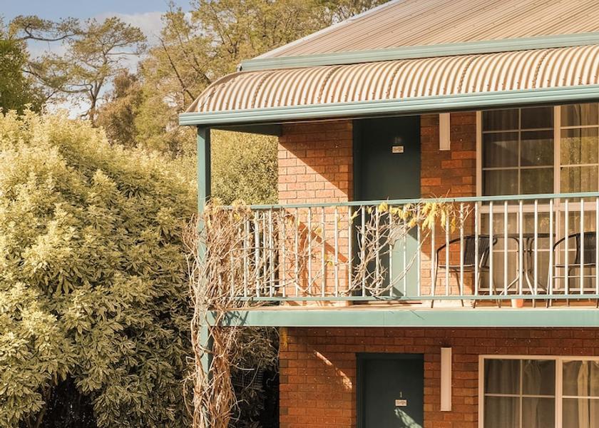 Victoria Hepburn Springs Front of property