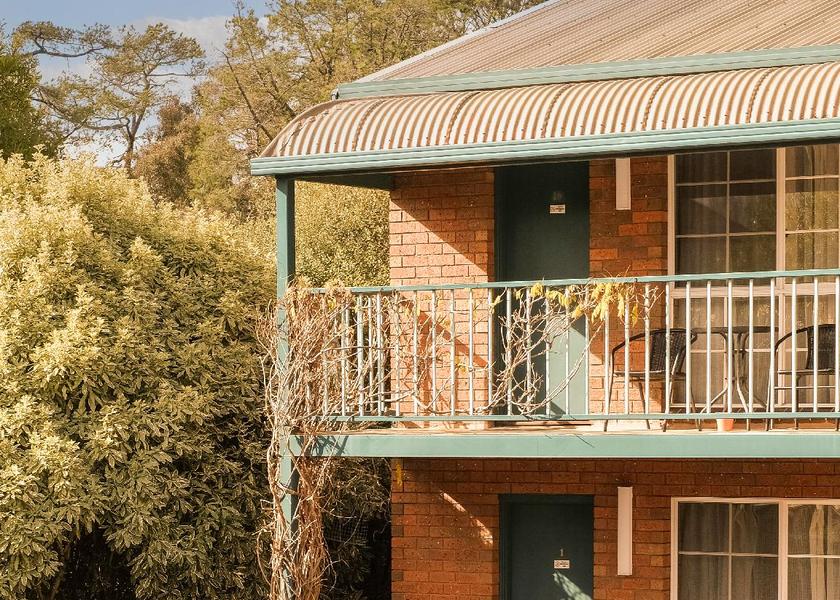 Victoria Hepburn Springs Hotel Exterior