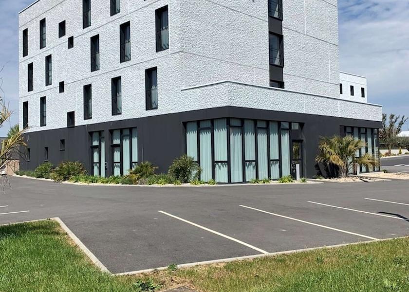 Brittany Bruz Exterior Detail