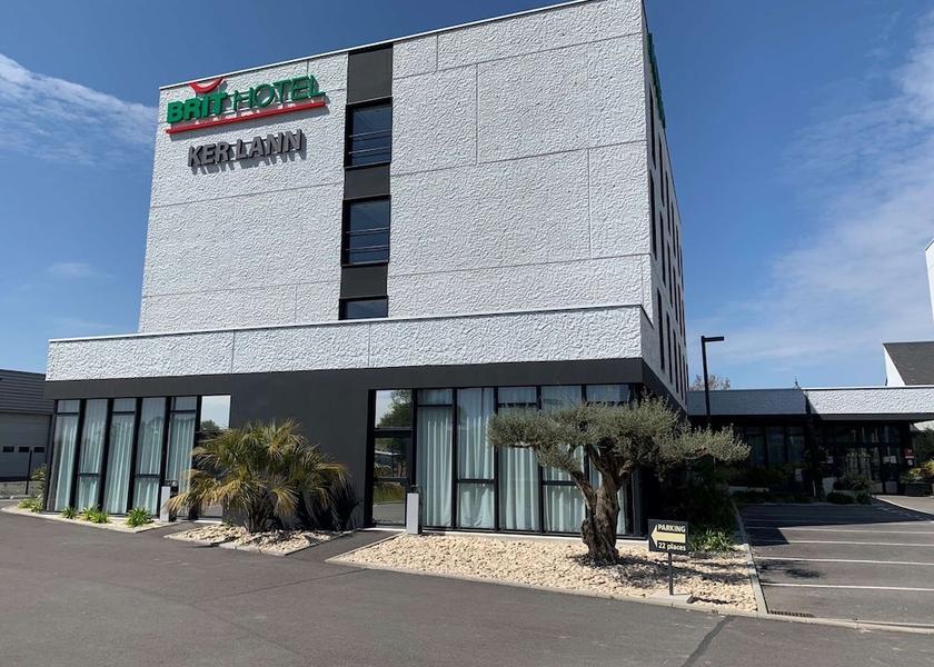 Brittany Bruz Exterior Detail