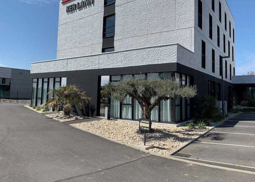 Brittany Bruz Exterior Detail