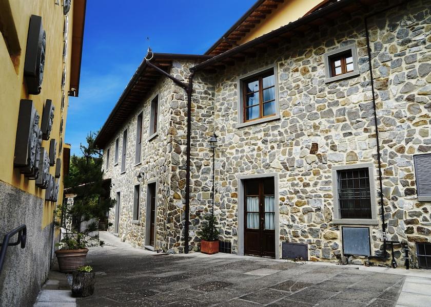 Tuscany Poppi Exterior Detail