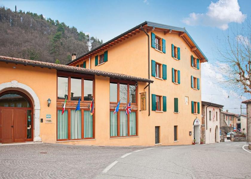 Lombardy Gargnano Facade