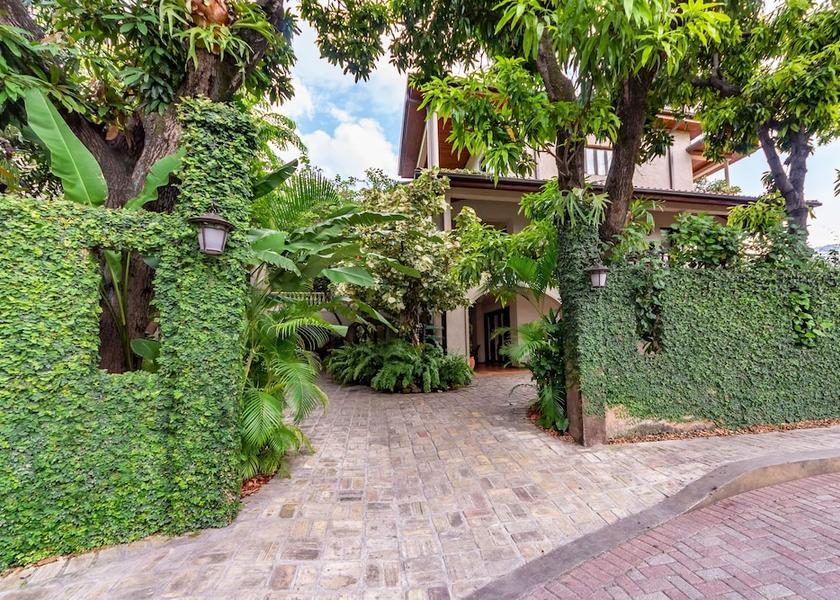  Petionville Entrance