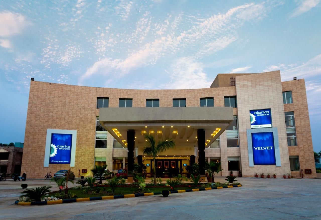 Punjab Zirakpur Hotel Exterior