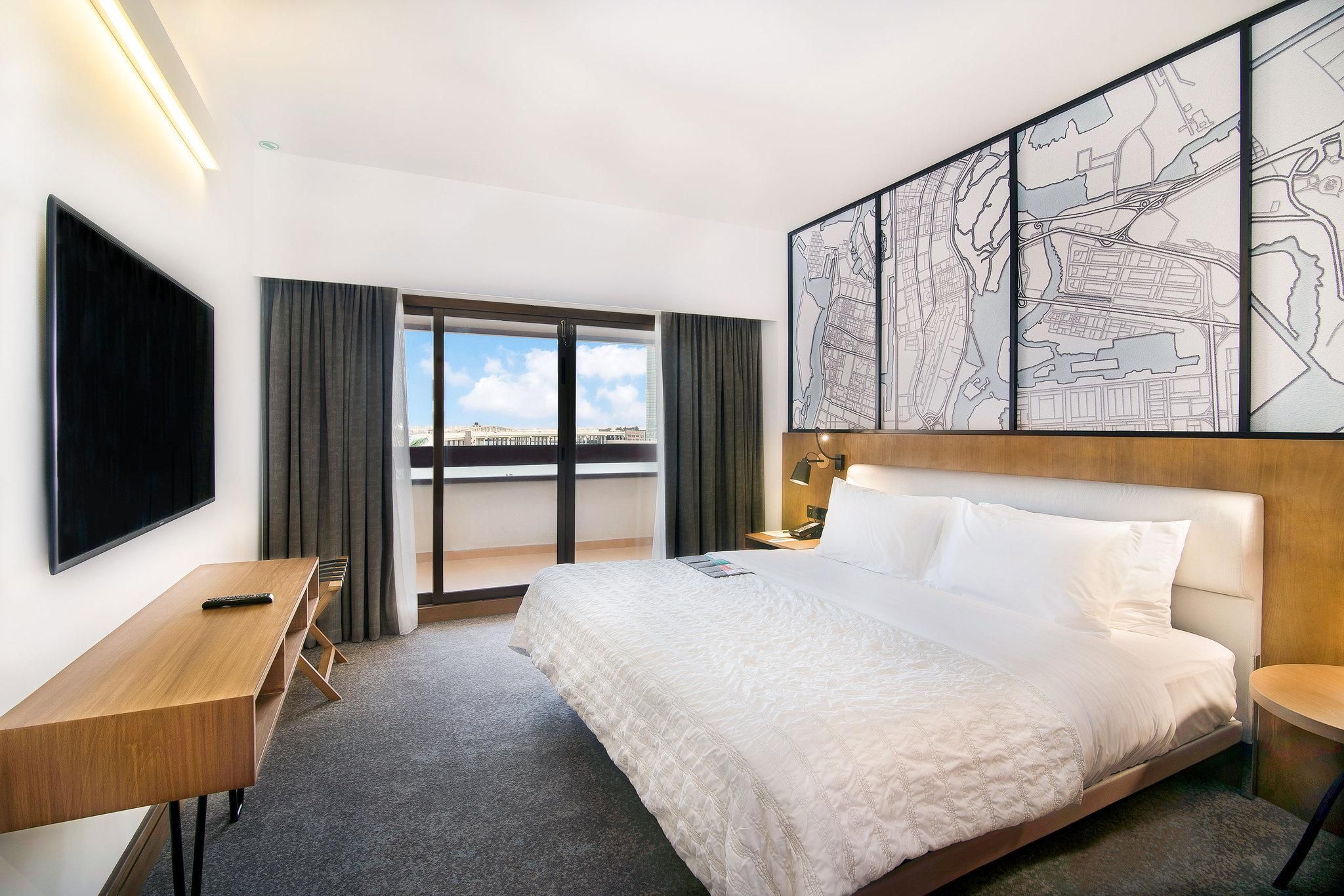 Deluxe Guest Room, 1 King, City View
