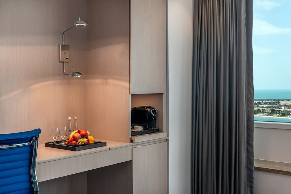 Le Royal Meridien Abu Dhabi Room, 1 King Bed, Non Smoking, City View (Corner) 9