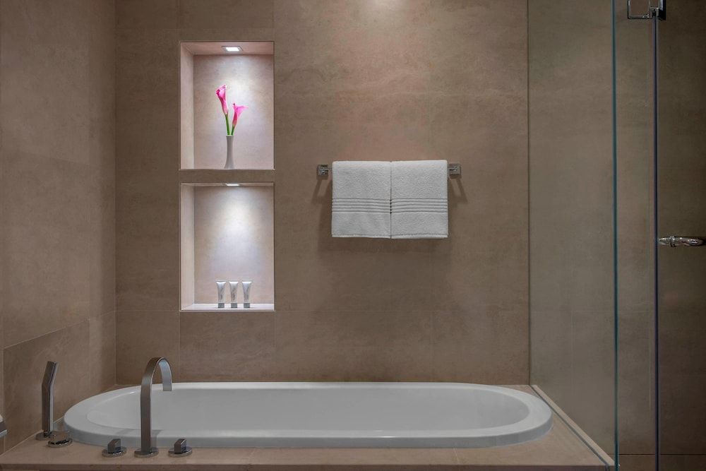 Le Royal Meridien Abu Dhabi Room, 1 King Bed, Non Smoking, City View (Corner) 5