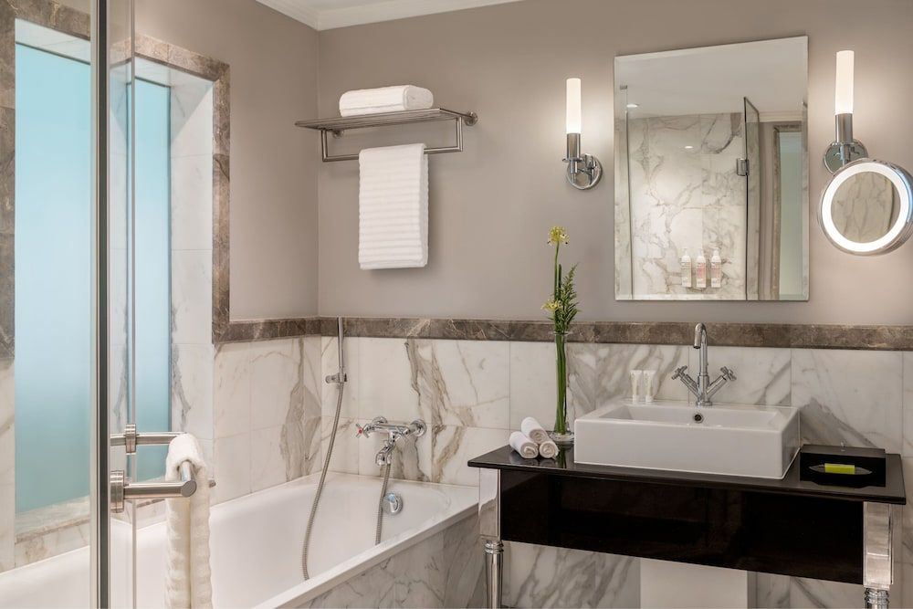 Le Royal Meridien Abu Dhabi Room, 1 King Bed, Non Smoking, City View (Corner) 7