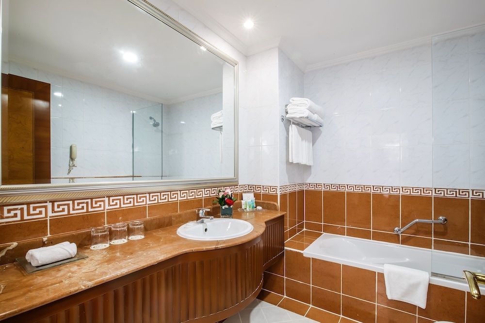 Grand Excelsior Hotel Bur Dubai Deluxe Room 3