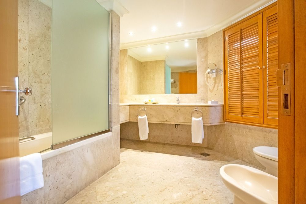 Dubai Marine Beach Resort & Spa Junior Suite 3