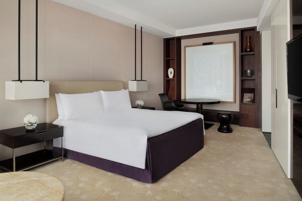 Premium Room, 1 King Bed, Club Lounge Access