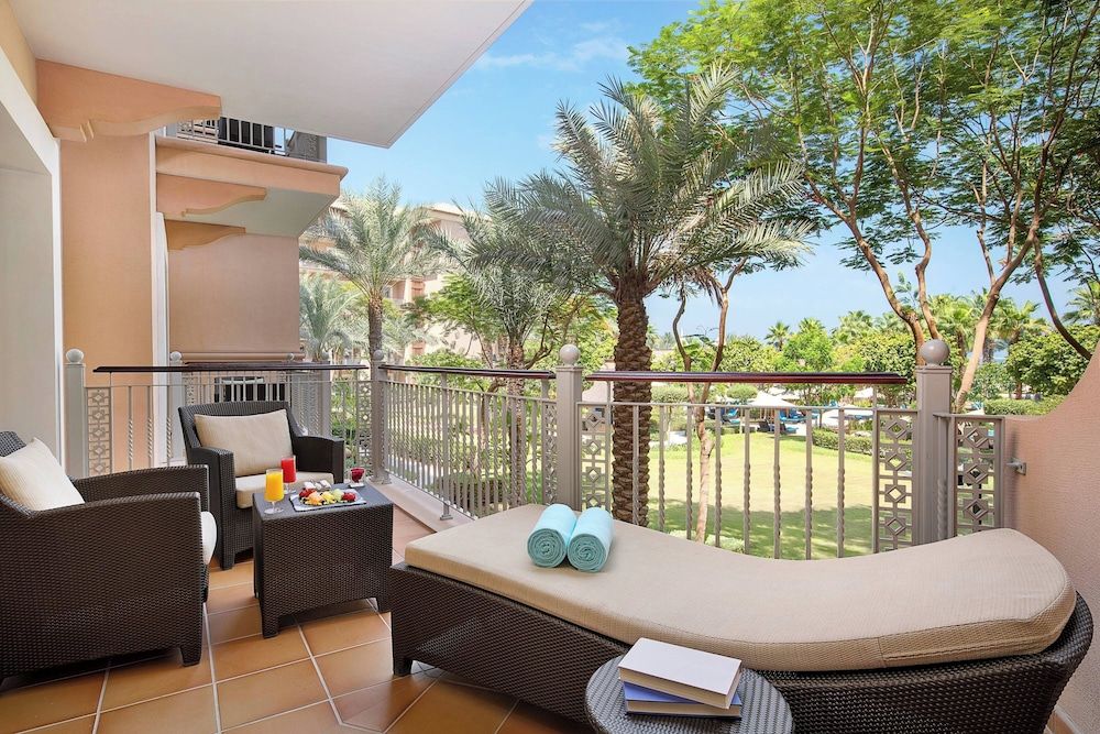 Suite, 1 King Bed, Garden View (Balcony)