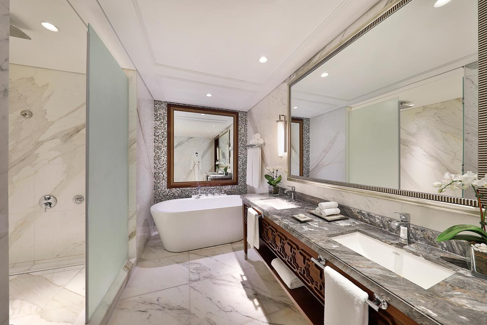 2 Bedroom Family Suite, Bedroom 1: 1 King, Bedroom 2: 2 Queen, Balcony: 2