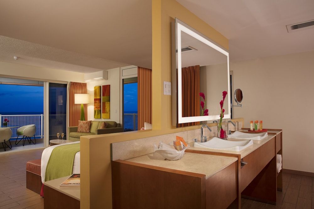 Sunscape Curacao Resort, Spa & Casino - All Inclusive Sun Club Honeymoon Junior Suite 5