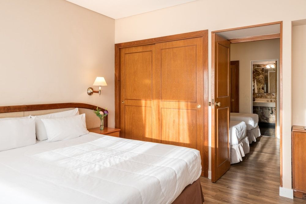 Exe Hotel Colón Standard Quadruple Room 4