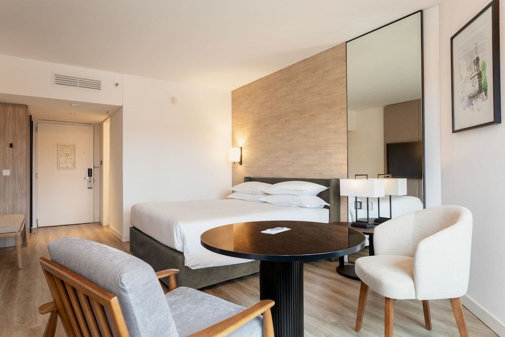 Superior Room, 1 King Bed, Non Smoking, Pool Access