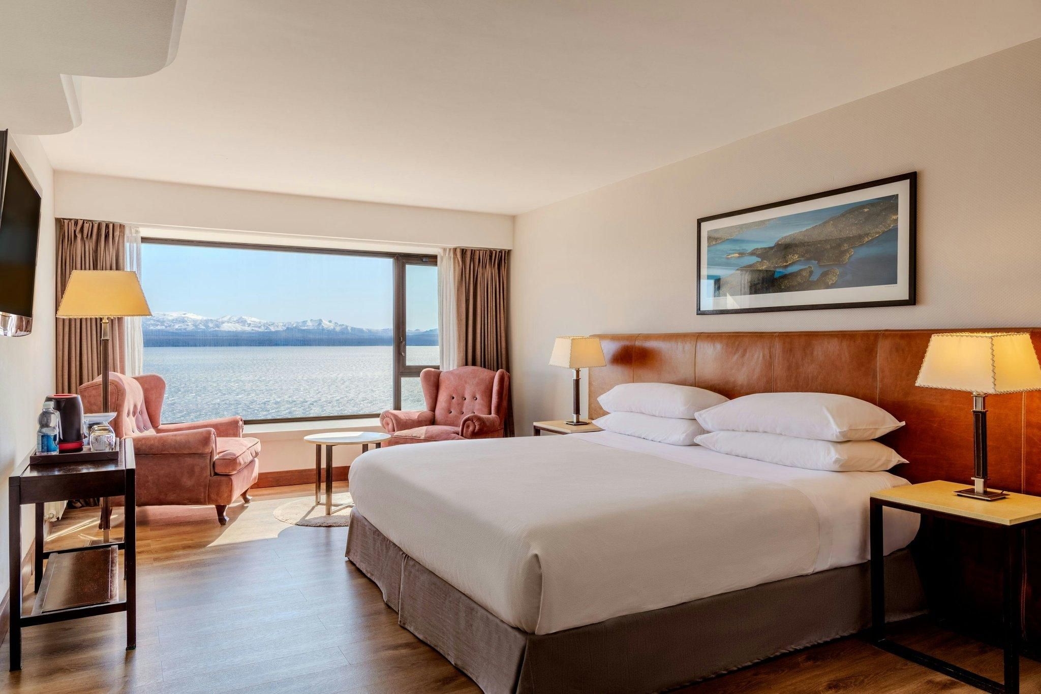 Deluxe Guest room, 1 King, Lake view, Pool access