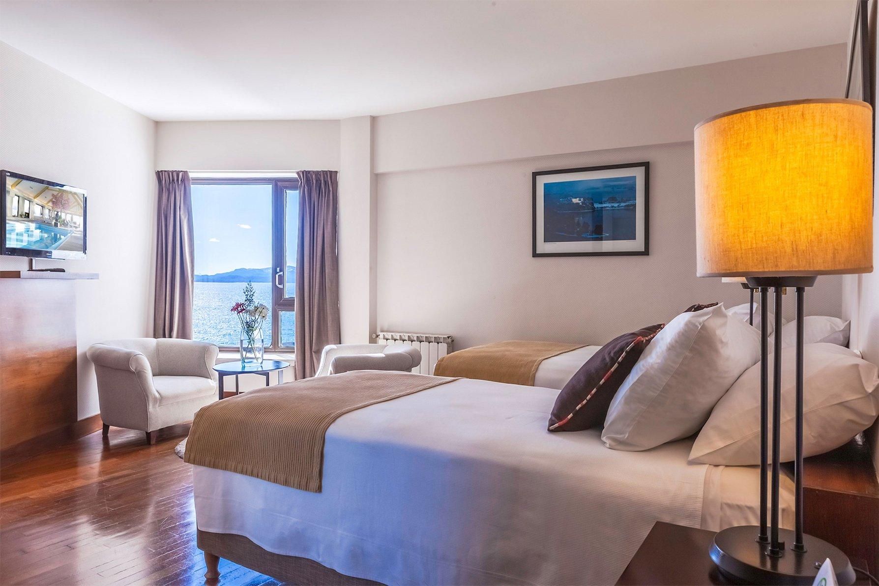 Superior Twin, Guest room, 2 Twin, Partial lake view, Pool access