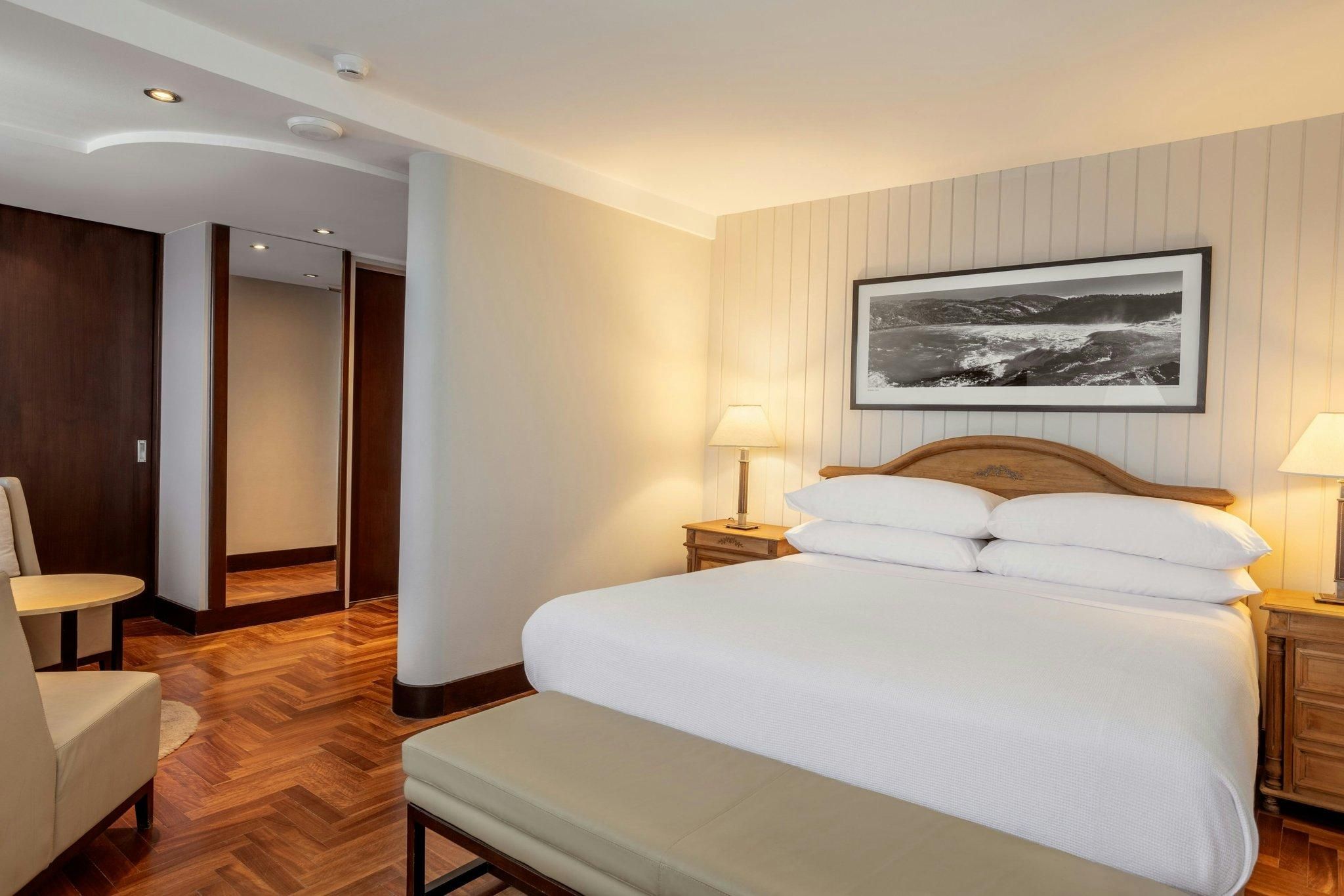Deluxe Guest room, 1 Queen, Lake view, Pool access