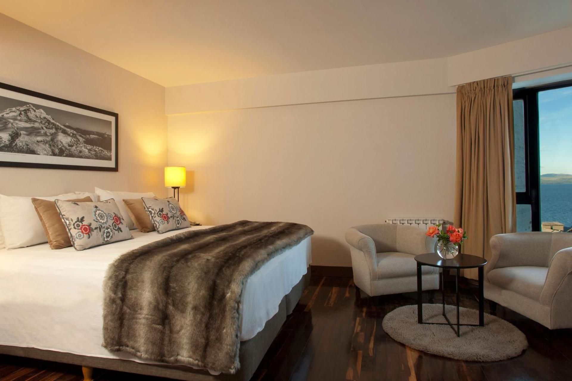Superior Guest room with 1 King, Partial lake view